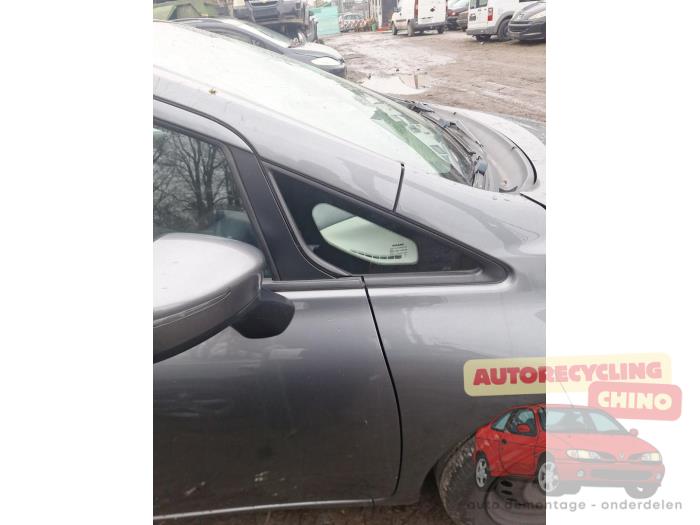 Usados Ventanilla triangular derecha delante Nissan Note (E12) 1.2 68 Precio € 75,00 Norma de margen ofrecido por Autorecycling Chino B.V.