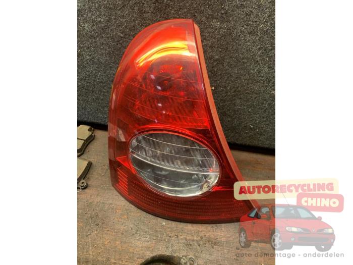 Begagnade Baklykta, vänster Renault Clio II (BB/CB) 1.6 16V Pris € 35,00 Marginaltabell erbjuds av Autorecycling Chino B.V.