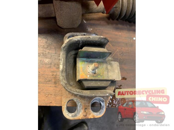 Used Engine mount Renault Clio II (BB/CB) 1.6 16V Price € 20,00 Margin scheme offered by Autorecycling Chino B.V.