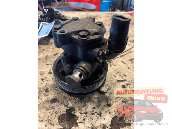 Usagé Pompe de direction Volkswagen Caddy III (2KA,2KH,2CA,2CH) 2.0 SDI Prix € 40,00 Règlement à la marge proposé par Autorecycling Chino B.V.