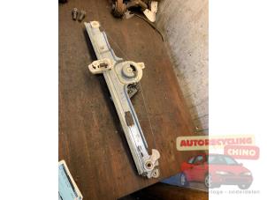 Usados Mecanismo de ventanilla de 4 puertas derecha delante Renault Scénic II (JM) 1.6 16V Precio € 50,00 Norma de margen ofrecido por Autorecycling Chino B.V.