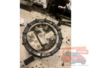 Benzinpumpe van een Volkswagen Golf IV (1J1) 1.6 16V 2003