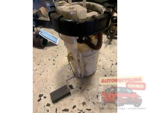 Benzinpumpe van een Volkswagen Golf IV (1J1) 1.6 16V 2003