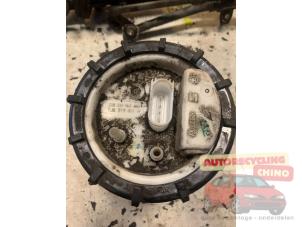 Benzinpumpe van een Volkswagen Golf IV (1J1) 1.6 16V 2003