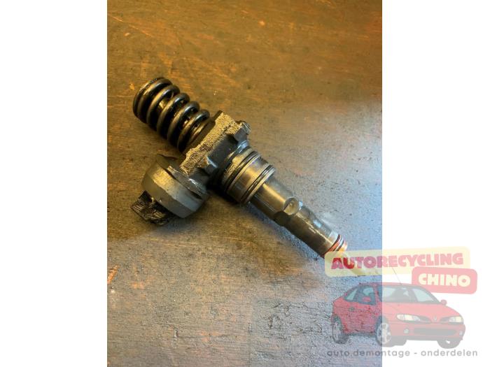 Usagé Injecteurs Volkswagen Caddy III (2KA,2KH,2CA,2CH) 2.0 SDI Prix € 120,00 Règlement à la marge proposé par Autorecycling Chino B.V.