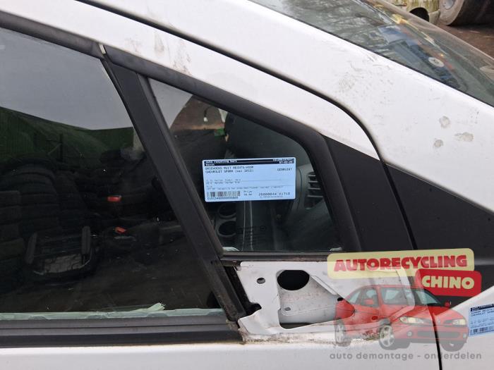Usados Ventanilla triangular derecha delante Chevrolet Spark (M300) 1.0 16V Bifuel Precio € 50,00 Norma de margen ofrecido por Autorecycling Chino B.V.