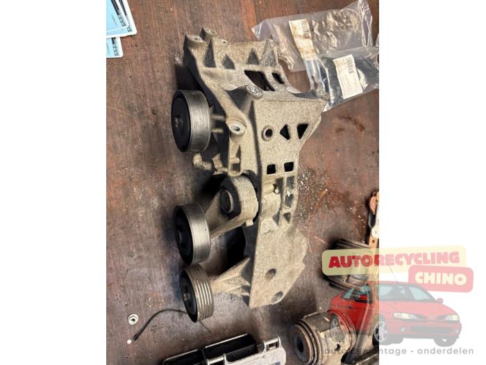 Usagé Support dynamo haut Mercedes B (W245) 1.5 B-150 16V Prix € 45,00 Règlement à la marge proposé par Autorecycling Chino B.V.