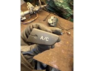 Usagé Commutateur clim Toyota Aygo (B10) 1.0 12V VVT-i Prix € 20,00 Règlement à la marge proposé par Autorecycling Chino B.V.