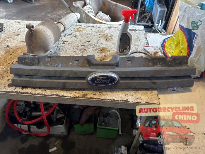 Używane Grill Ford Transit Connect 1.8 TDCi 75 Cena € 60,00 Procedura marży oferowane przez Autorecycling Chino B.V.