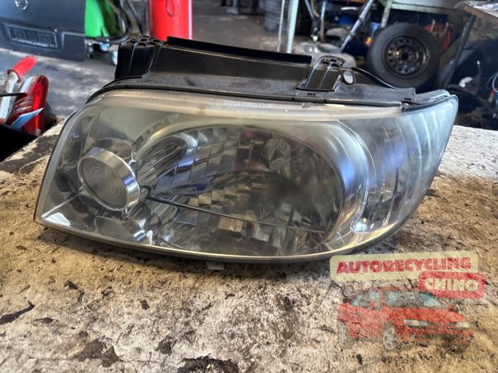 Używane Reflektor lewy Hyundai Matrix 1.6 16V Cena € 45,00 Procedura marży oferowane przez Autorecycling Chino B.V.