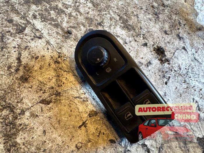 Usados Interruptor combinado de ventanillas Volkswagen Transporter T5 1.9 TDi Precio € 30,00 Norma de margen ofrecido por Autorecycling Chino B.V.