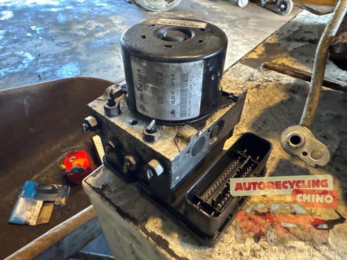 Gebrauchte ABS Pumpe Volkswagen Transporter T5 1.9 TDi Preis € 600,00 Margenregelung angeboten von Autorecycling Chino B.V.