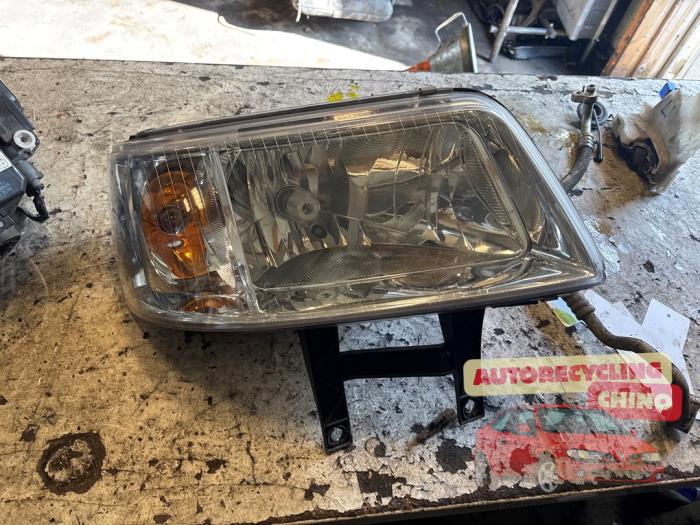 Używane Reflektor prawy Volkswagen Transporter T5 1.9 TDi Cena € 50,00 Procedura marży oferowane przez Autorecycling Chino B.V.