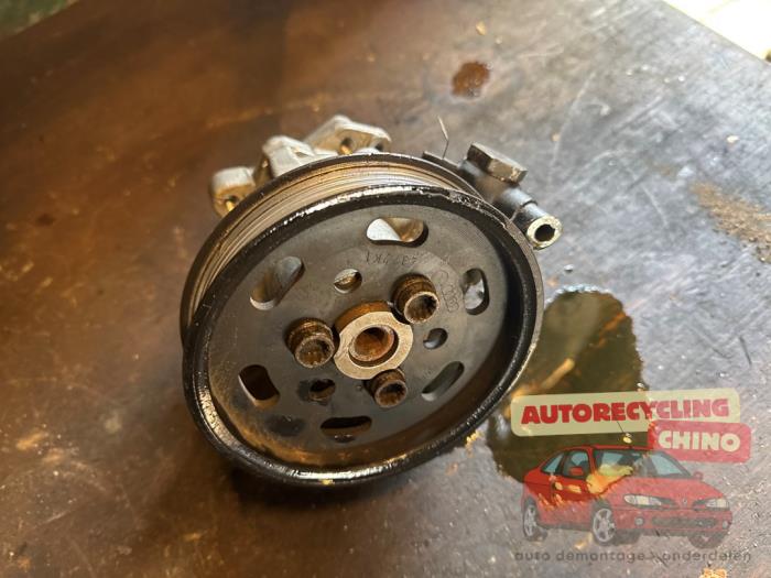 Usagé Pompe de direction Volkswagen Transporter T5 1.9 TDi Prix € 100,00 Règlement à la marge proposé par Autorecycling Chino B.V.