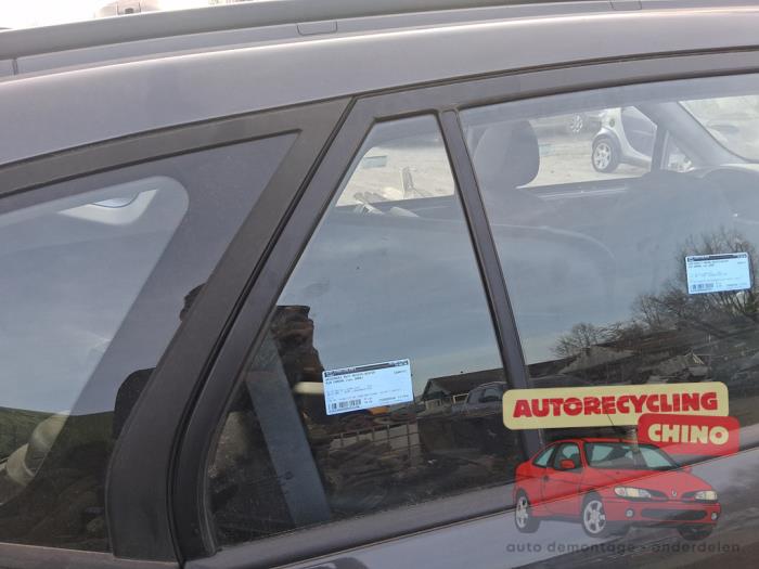 Usados Ventanilla triangular derecha detrás Kia Carens III (FG) 2.0i CVVT 16V Precio € 50,00 Norma de margen ofrecido por Autorecycling Chino B.V.