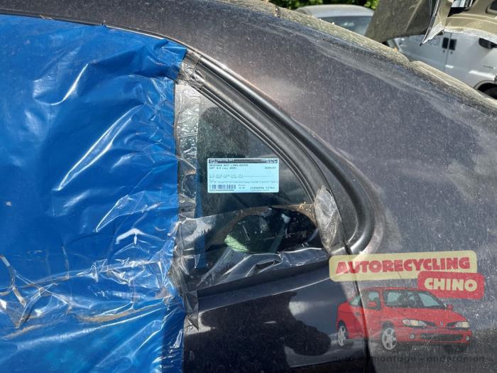 Usados Ventanilla triangular izquierda detrás Saab 9-3 II Sport Sedan (YS3F) 2.0t 16V Precio € 75,00 Norma de margen ofrecido por Autorecycling Chino B.V.