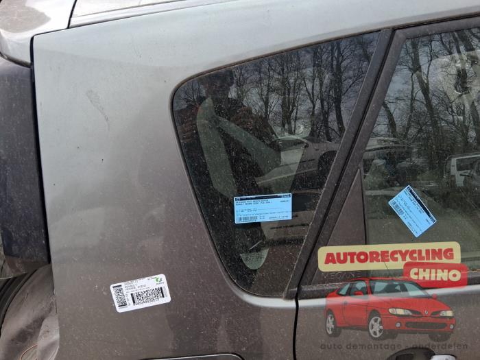 Usados Ventanilla triangular derecha detrás Renault Scénic II (JM) 1.6 16V Precio € 50,00 Norma de margen ofrecido por Autorecycling Chino B.V.