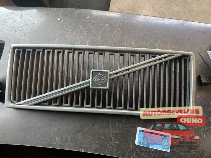 Używane Grill Volvo 740 Estate 2.0 Cena € 30,00 Procedura marży oferowane przez Autorecycling Chino B.V.