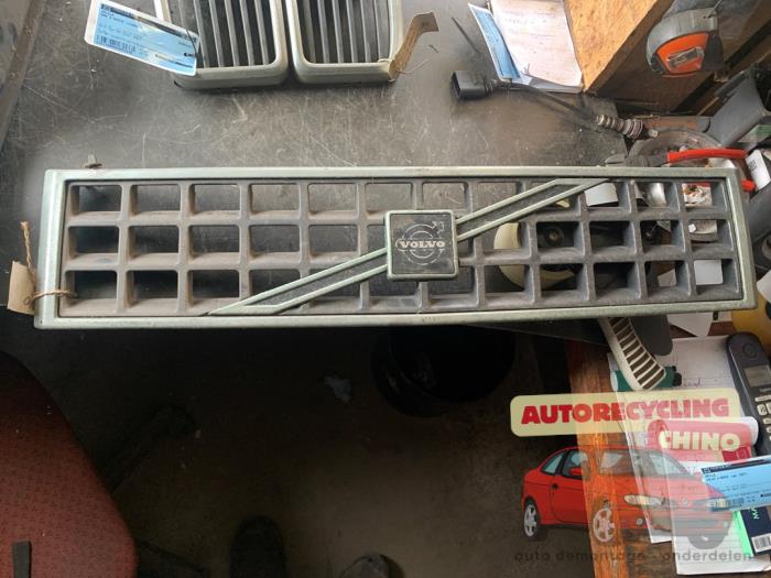Używane Grill Volvo 340 1.4 Cena € 35,00 Procedura marży oferowane przez Autorecycling Chino B.V.