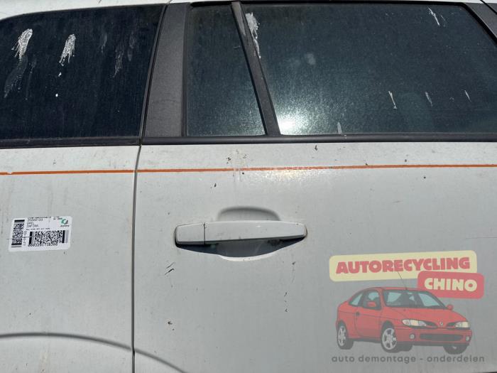 Usados Ventanilla triangular derecha detrás Opel Zafira (M75) 2.2 16V Direct Ecotec Precio € 50,00 Norma de margen ofrecido por Autorecycling Chino B.V.