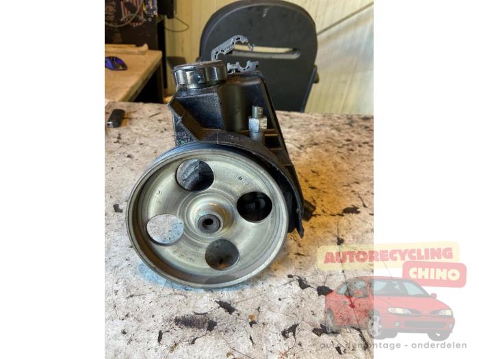 Usagé Pompe de direction Peugeot 206+ (2L/M) 1.1 XR,XS Prix € 50,00 Règlement à la marge proposé par Autorecycling Chino B.V.