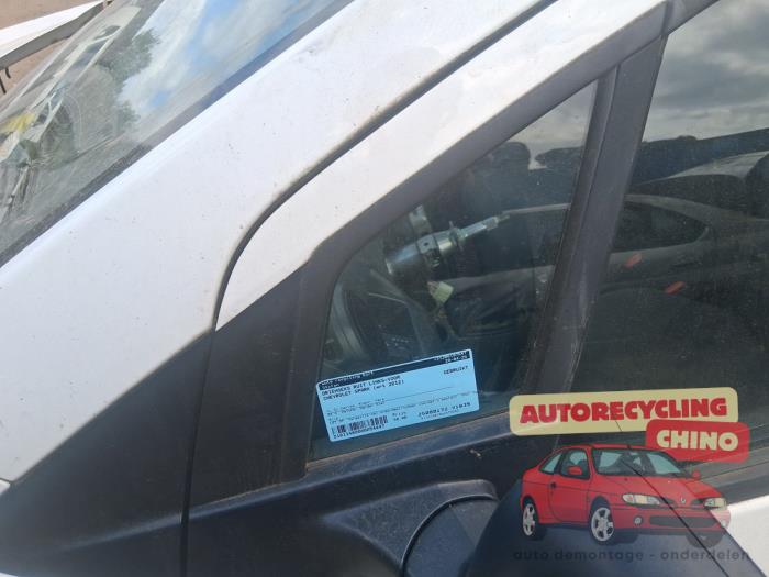 Usados Ventanilla triangular izquierda delante Chevrolet Spark (M300) 1.0 16V Precio € 50,00 Norma de margen ofrecido por Autorecycling Chino B.V.