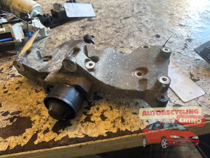 Used Alternator upper bracket Renault Twingo II (CN) 1.2 Price € 200,00 Margin scheme offered by Autorecycling Chino B.V.