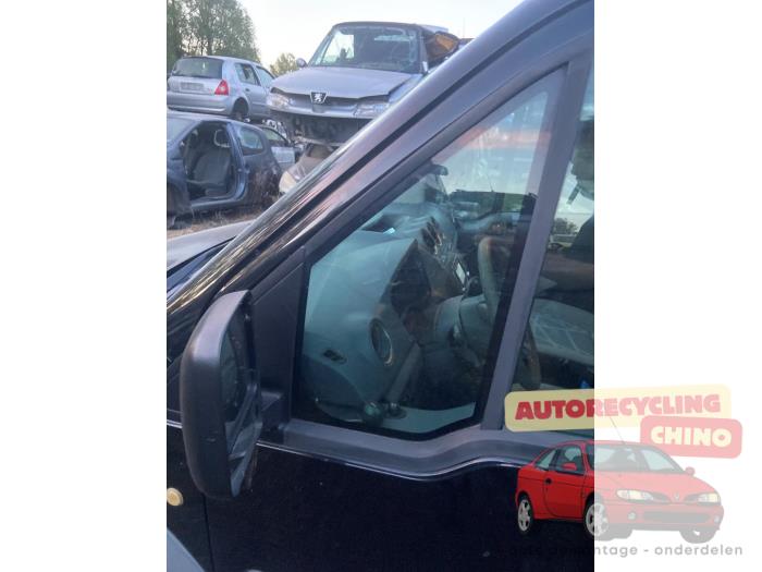 Usados Ventanilla triangular izquierda delante Ford Transit Connect 1.8 TDdi LWB Euro 4 Precio € 50,00 Norma de margen ofrecido por Autorecycling Chino B.V.