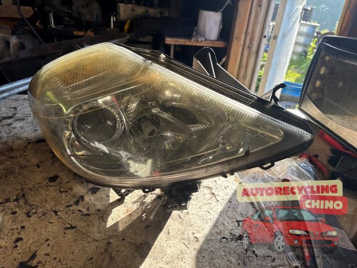 Używane Reflektor prawy Citroen C8 (EA/EB) 3.0 V6 24V Cena € 75,00 Procedura marży oferowane przez Autorecycling Chino B.V.