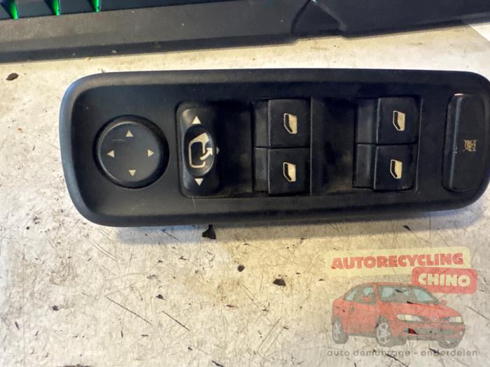 Usados Interruptor de ventanilla eléctrica Citroen C8 (EA/EB) 3.0 V6 24V Precio € 35,00 Norma de margen ofrecido por Autorecycling Chino B.V.