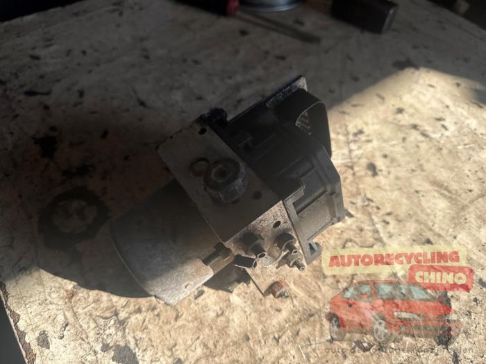 Begagnade ABS-pump Jaguar X-type 3.0 V6 24V Pris € 75,00 Marginaltabell erbjuds av Autorecycling Chino B.V.