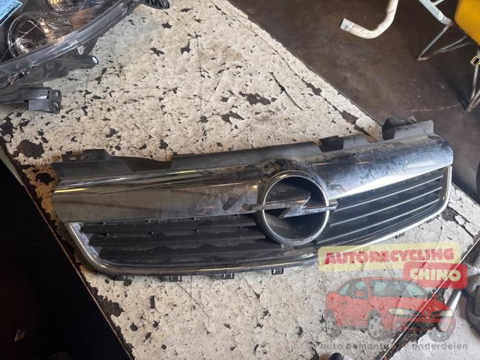 Begagnade Grill Opel Zafira (M75) 2.2 16V Direct Ecotec Pris € 70,00 Marginaltabell erbjuds av Autorecycling Chino B.V.