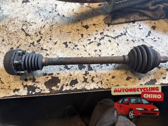 Gebrauchte Antriebswelle links vorne Volkswagen Golf V (1K1) 1.4 FSI 16V Preis € 30,00 Margenregelung angeboten von Autorecycling Chino B.V.