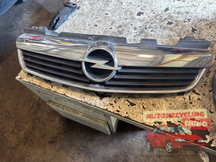 Używane Grill Opel Zafira (M75) 1.8 16V Ecotec Cena € 60,00 Procedura marży oferowane przez Autorecycling Chino B.V.