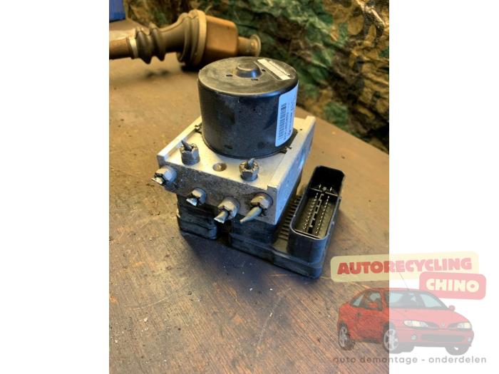 Begagnade ABS-pump Renault Twingo II (CN) 1.2 16V Pris € 45,00 Marginaltabell erbjuds av Autorecycling Chino B.V.