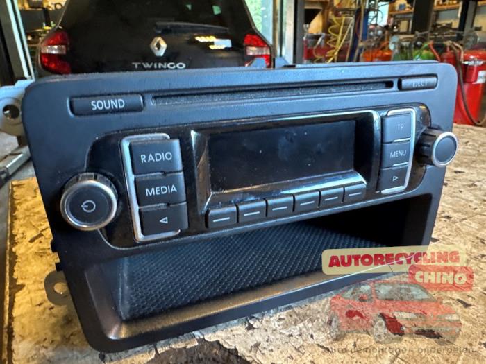 Używane Radio Volkswagen Polo V (6R) 1.4 16V Cena € 75,00 Procedura marży oferowane przez Autorecycling Chino B.V.