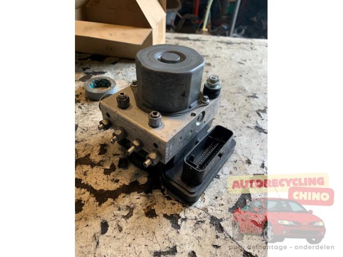Used ABS pump Renault Twingo III (AH) 1.0 SCe 70 12V Price € 75,00 Margin scheme offered by Autorecycling Chino B.V.