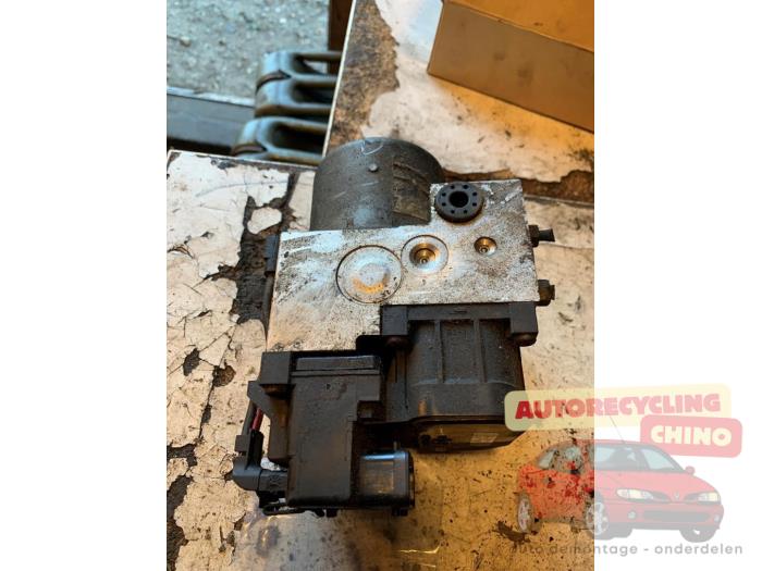 Begagnade ABS-pump Subaru Forester (SF) 2.0 16V Pris € 80,00 Marginaltabell erbjuds av Autorecycling Chino B.V.