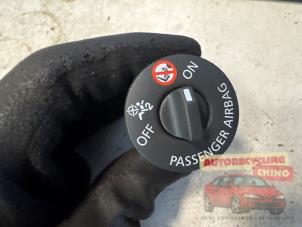 Begagnade Airbag-brytare Renault Twingo III (AH) 1.0 SCe 70 12V Pris € 20,00 Marginaltabell erbjuds av Autorecycling Chino B.V.