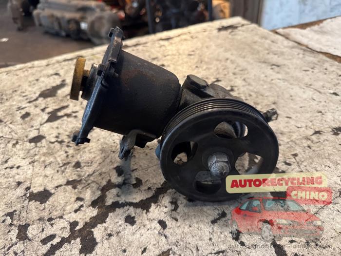 Usagé Pompe de direction Subaru Forester (SF) 2.0 16V Prix € 45,00 Règlement à la marge proposé par Autorecycling Chino B.V.