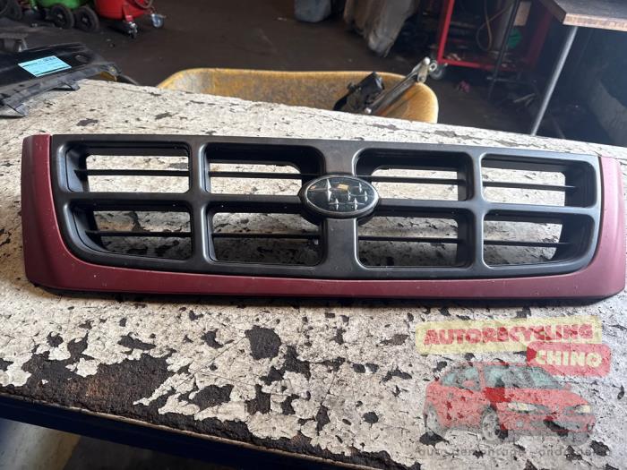 Używane Grill Subaru Forester Cena € 25,00 Procedura marży oferowane przez Autorecycling Chino B.V.