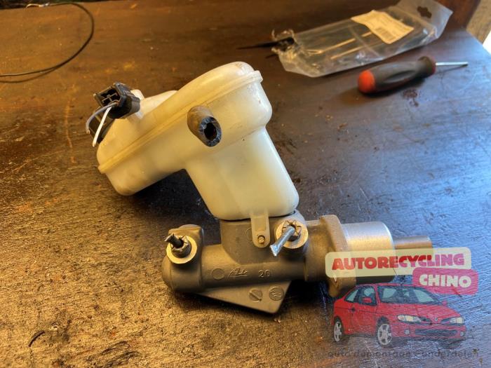 Used Master cylinder Renault Twingo II (CN) 1.5 dCi 90 FAP Price € 25,00 Margin scheme offered by Autorecycling Chino B.V.