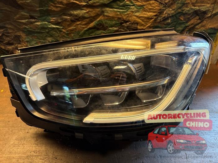 Używane Reflektor lewy Mercedes GLC Coupé AMG (C253) 3.0 43 AMG V6 Turbo 4-Matic Cena € 700,00 Procedura marży oferowane przez Autorecycling Chino B.V.