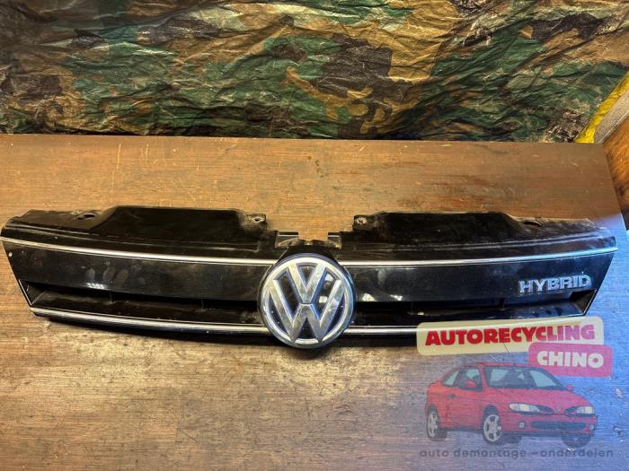 Używane Grill Volkswagen Jetta IV (162/16A) 1.4 TSI Hybrid 16V Cena € 140,00 Procedura marży oferowane przez Autorecycling Chino B.V.
