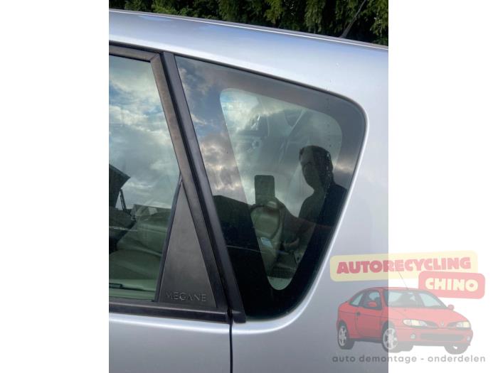 Usados Ventanilla triangular izquierda detrás Renault Scénic II (JM) 2.0 16V Precio € 50,00 Norma de margen ofrecido por Autorecycling Chino B.V.
