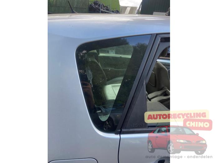 Usados Ventanilla triangular derecha detrás Renault Scénic II (JM) 2.0 16V Precio € 50,00 Norma de margen ofrecido por Autorecycling Chino B.V.