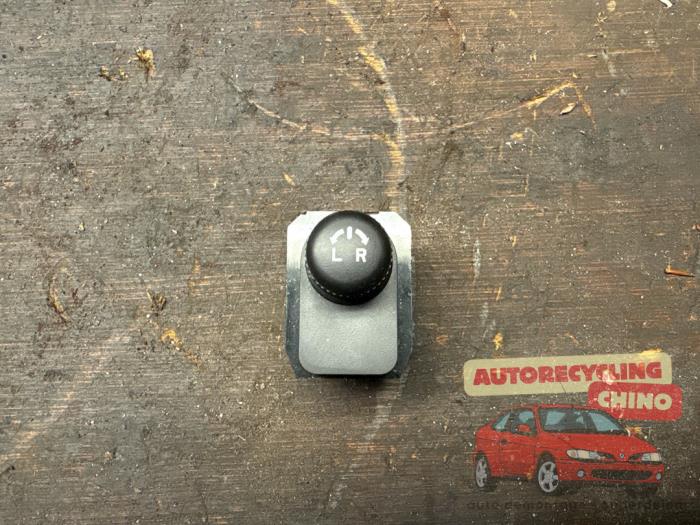 Usados Interruptor combinado de ventanillas Suzuki Celerio (LF) 1.0 12V Dualjet Precio € 20,00 Norma de margen ofrecido por Autorecycling Chino B.V.