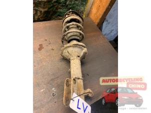 Usados Amortiguador izquierda delante Daihatsu Terios (J1) 1.3 16V DVVT 4x2 Precio € 50,00 Norma de margen ofrecido por Autorecycling Chino B.V.