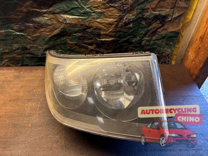 Używane Reflektor lewy Volkswagen Crafter 2.5 TDI 30/32/35/46/50 Cena € 125,00 Procedura marży oferowane przez Autorecycling Chino B.V.