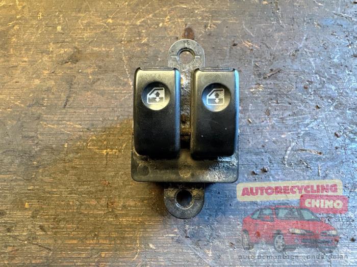Usados Interruptor combinado de ventanillas Hyundai Atos 1.0 12V Precio € 22,50 Norma de margen ofrecido por Autorecycling Chino B.V.